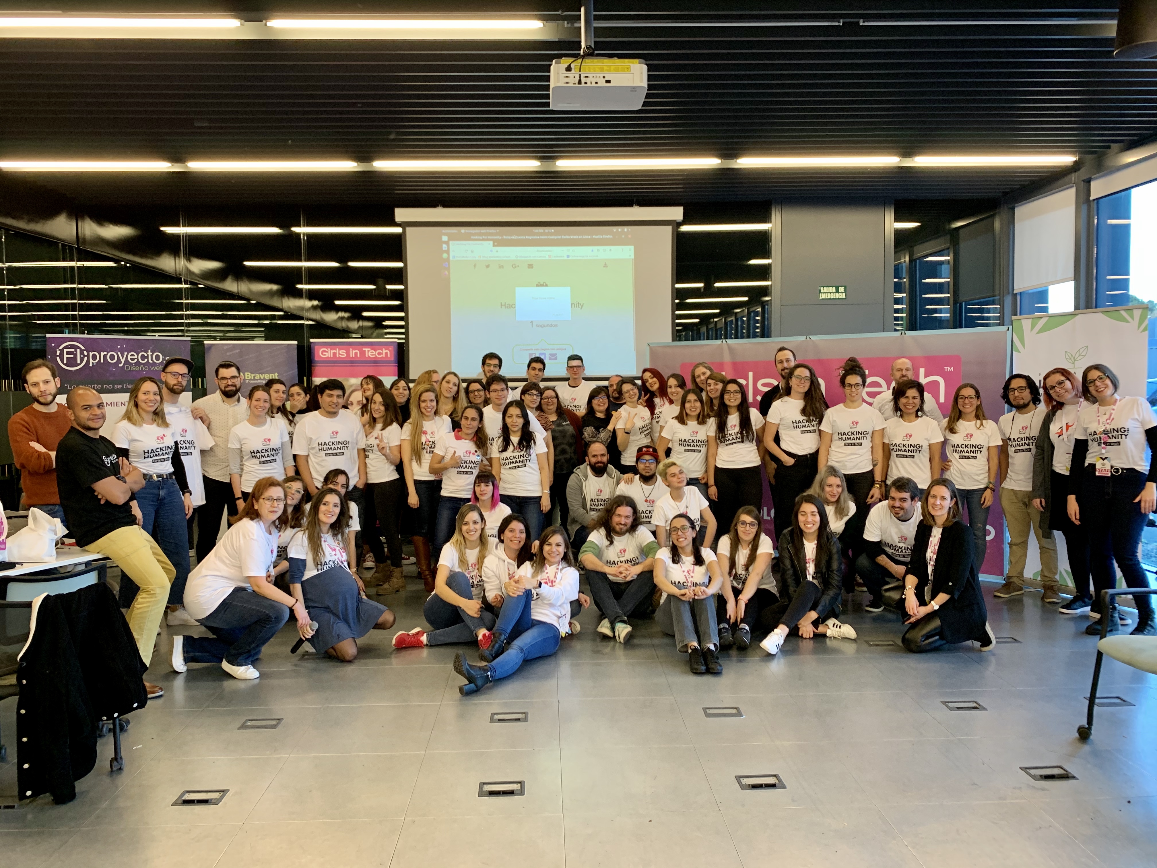 equipo-voluntarios-colaboradors-mentores-jurados y participantes en el hackathon de Girls in Tech Spain